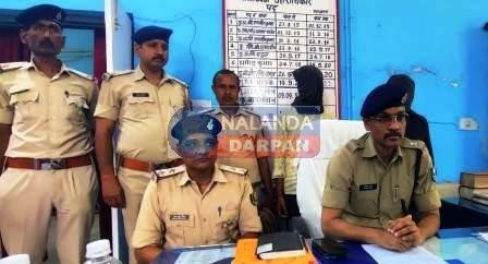 सोशल मीडिया पर हथियार लहराते वायरल मामले में दो गिरफ्तार सोशल मीडिया पर हथियार लहराते वायरल मामले में दो गिरफ्तार