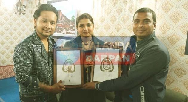 Rajgir Festival Arunita-Pawandeep were delighted with this unique gift from the sand artist