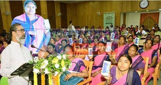 Now Anganwadi workers-supervisors-helpdesk workers have become smart, CM gives a big gift