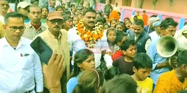 Teacher's farewell procession taken out to the tune of band and DJ!